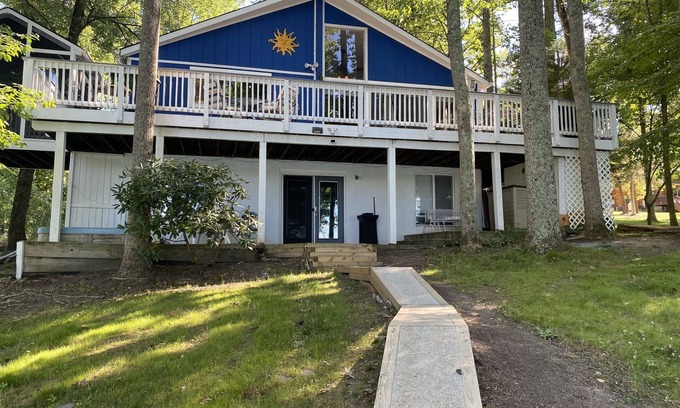 Mineral House | Lake Anna waterfront with Beach and Master Bedroom with Private Bathroom