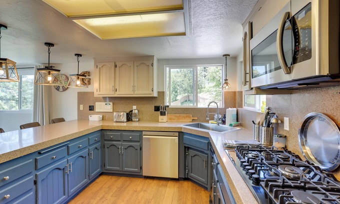 Lake Arrowhead Cottage | Lake Arrowhead Vacation Home w/Decks & Grill!