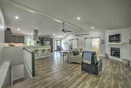 Cadiz House | Lake Barkley Waterfront Home with Deck and Boat Dock!