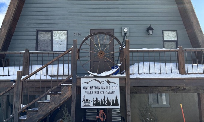 Island Park Cabin | Lake Breeze Cabin- Enjoy the hot tub, the views and 20 minutes to Yellowstone!