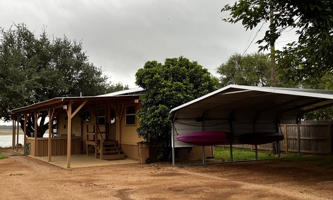Buchanan Dam Cottage | Lake Buchanan Water Front Cabin ~ Hot Tub, Fire Pit lounge, Grill, Kayaks.