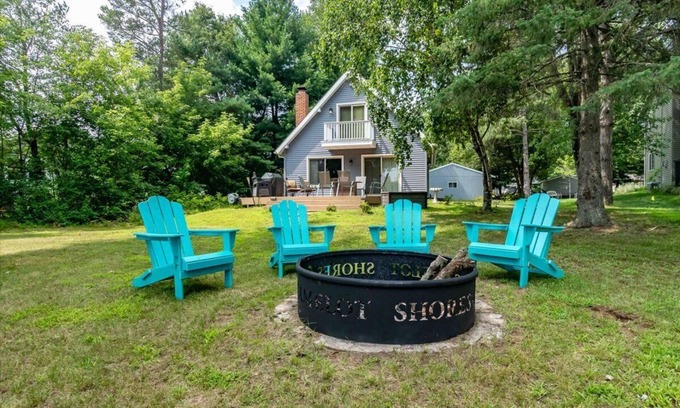 Nekoosa House | LAKE CAMELOT HOME WITH PONTOON RENTAL, MINUTES FROM SAND VALLEY GOLF RESORT - PET FRIENDLY
