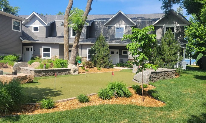 Alexandria House | Lake Carlos Bay Townhome