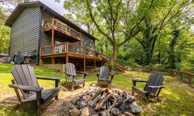 Jones Mills House | Lake Catherine Home w/Fire Pit + Dock + Boat!