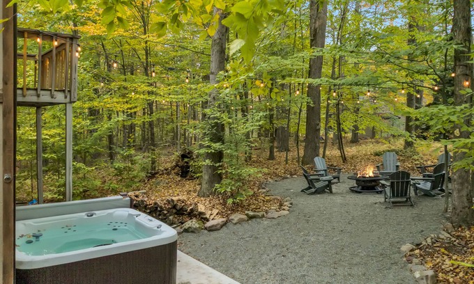 Thornhurst Ski Chalet | Lake Chalet w/Hot Tub, Pool Table & Fire Pit