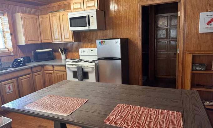Lake Village Cabin | Lake Chicot Sunrise: Your Front Yard View!