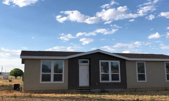 Scipio House | Lake close room to relax 😎bring horses . Trailer, & sxs parking off of main st.