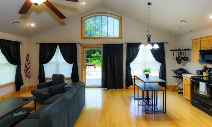 Gravois Mills House | Lake Comfort Cottage