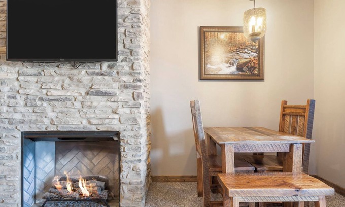 Indian Point Condo | Lake Condo 1BD + Sleeper Sofa, Resort Perks/Ticket Discounts