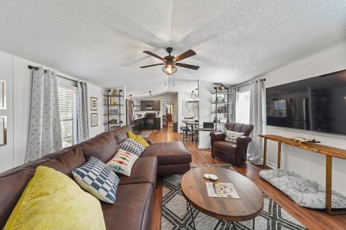 Willis House | Lake Conroe 3BR Boat Ramp Access BBQ Sleeps 8