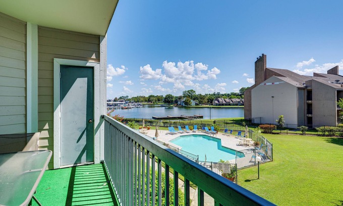 Walden on Lake Conroe Condo | Lake Conroe Condo w/Pool Access + Balcony!