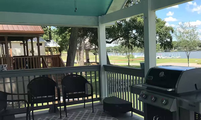 Willis Cottage | Lake Conroe Cottage with Lakeview