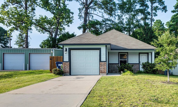 Willis House | Lake Conroe Home w/Yard: Half-Mi to Boating!