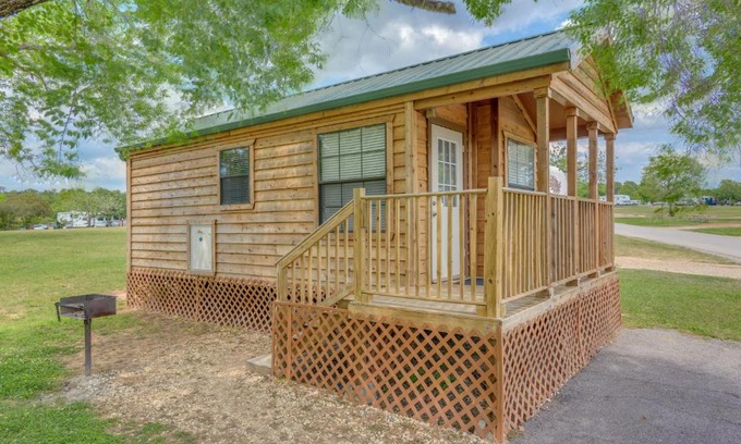 Willis Resort | Lake Conroe One-Bedroom Cabin 3