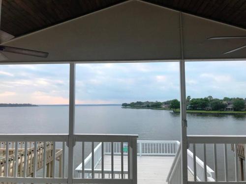 April Sound House | Lake Conroe Waterfront Paradise -Weekly Discounts!