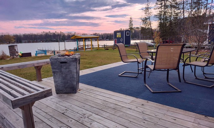 Harrison Cottage | LAKE COTTAGE! Wifi, tiki bar, nBeach, firepit, kayaks, PET