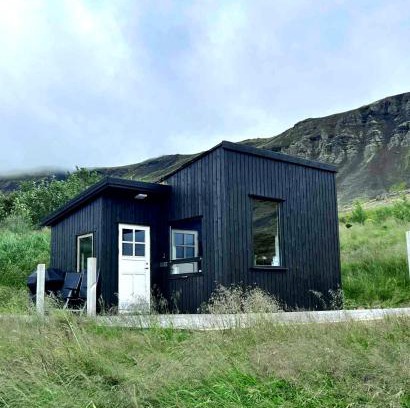 Hvalfjarðarsveit Apartment | Lake cottage with beautiful view