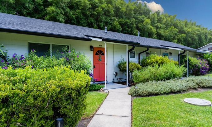 Mount Dora House | Lake Cottage with screen patio, fire pit and dock, close to downtown Mt Dora
