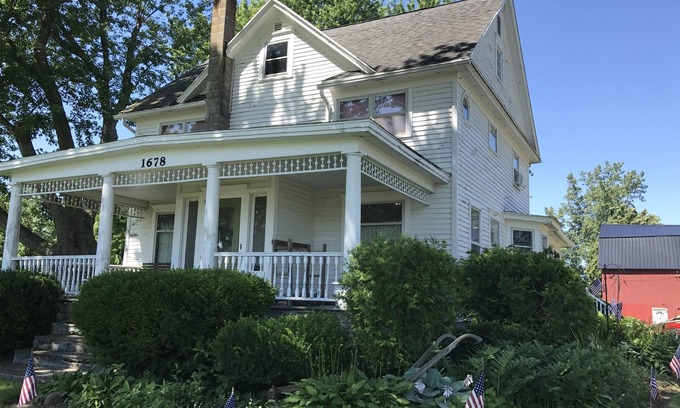 Albion Other | Lake Country Farmhouse w/ Breakfast 5 min to Lake Ontario