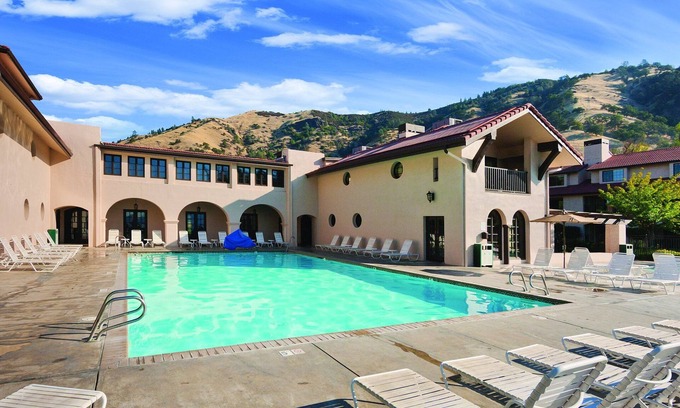 Nice Resort | Lake, Country, Majesty !