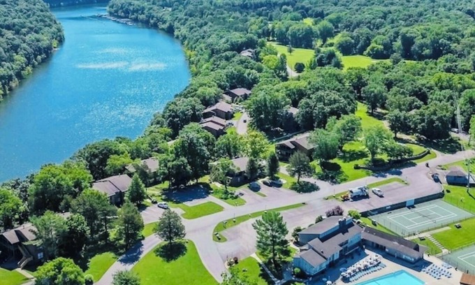 Bronston Condo | Lake Cumberland Cozy 1 Bedroom 7-3 Woodson Bend Resort Condo Bronston Ky
