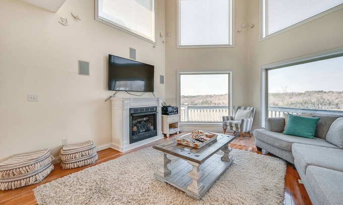 Bronston House | Lake Cumberland Home w/Hot Tub & Game Room