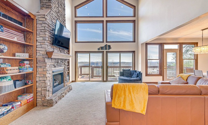 Sloans Valley House | Lake Cumberland Home w/Hot Tub & Water Views