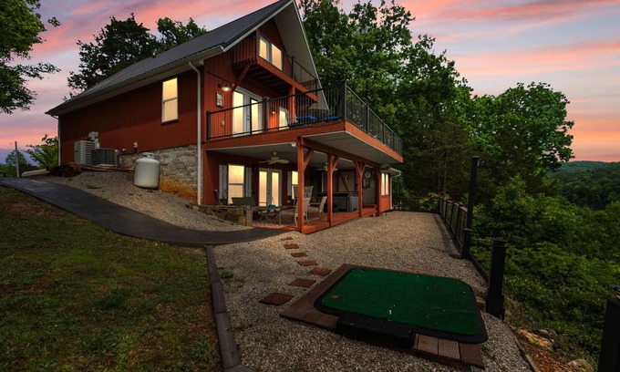 Sloans Valley Cabin | LAKE CUMBERLAND LUXURY~ LAKE VIEWS, HOT TUB, GOLF PAD, AND MORE. SLEEPS 12+