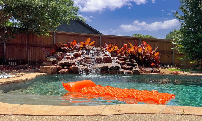 Lake Dallas House | Lake Dallas Oasis, Beautiful Modern Home with Pool