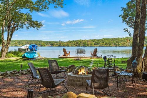 Pocono Summit House | Lake Daze by AvantStay Lakefront w Modern Interior Enclosed Porch Hot Tub