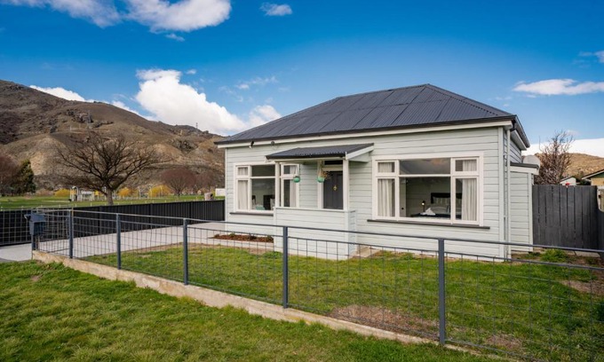 Lowburn House | Lake Dunstan Cottage - Cromwell Holiday Home