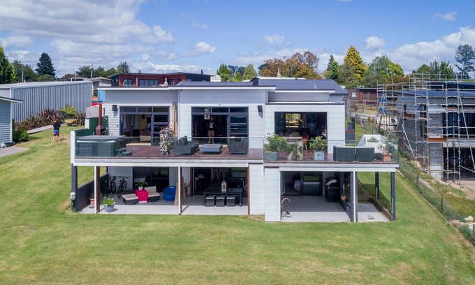 North Island Condo | Lake Edge Stunning Beauty