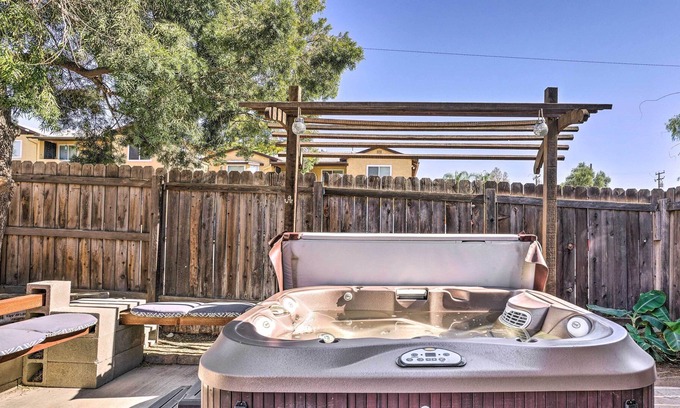 Lake Elsinore Cottage | Lake Elsinore Escape: Walk to Beach & Main St!
