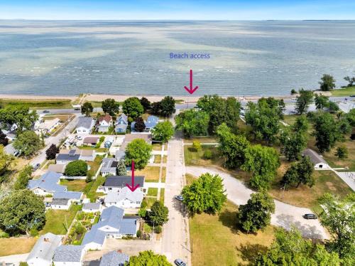 Port Clinton House | Lake Erie Beach Hutch