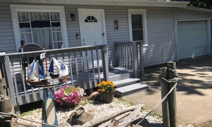 Ashtabula Cottage | Lake Erie Beachfront Cottage Near Geneva State Park Lodge