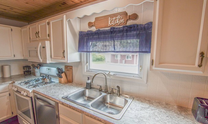 Lake Erie Beach House | Lake Erie Family & Pet Friendly Home + Pool