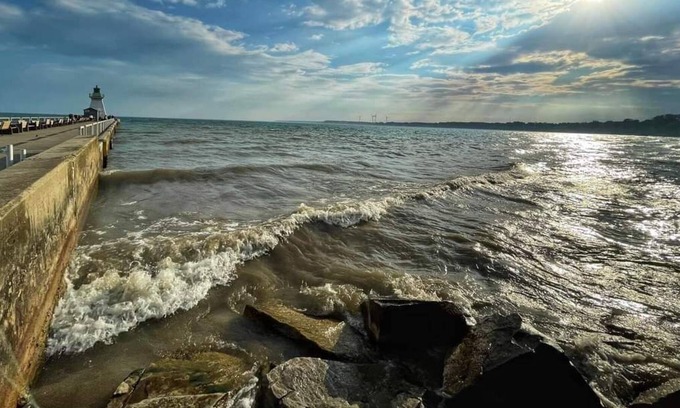 Port Dover Apartment | Lake Erie Lux Condo w/ Deck, Patio & private Beach (Aquamarine)