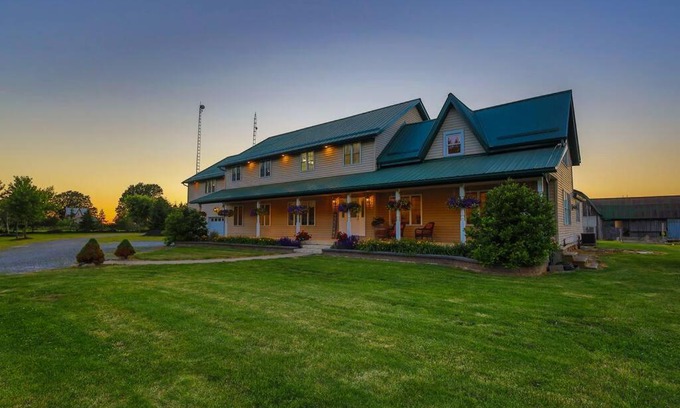 Hamilton House | Lake Erie Manor-7 BDRM Home