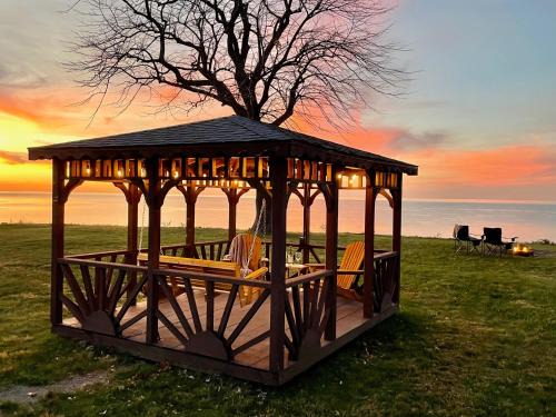 North East House | Lake Erie waterfront home with classic game arcade