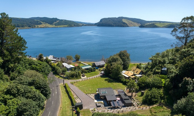 Kawerau House | Lake Escape - A Magic GetawaynTrout Fishing, Kayaking, space for tents or boats