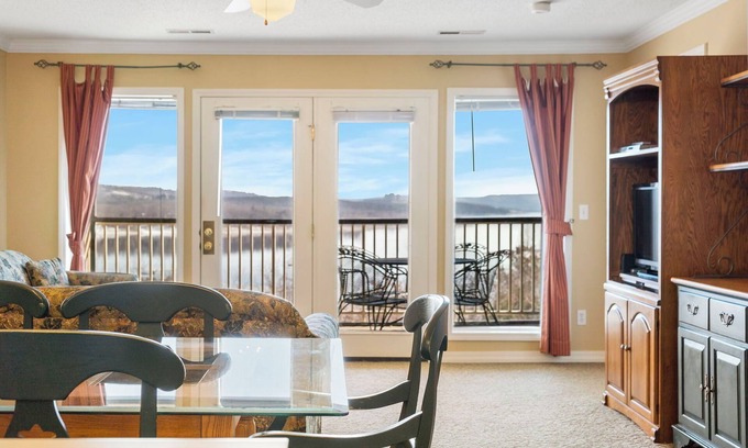 Indian Point Condo | Lake Escape: Boats Rentals & Tiki Bar