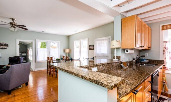 Union Pier House | Lake Escape - Cozy Cottage - Private Hot Tub - 1.5 blocks to Berrien St Beach π