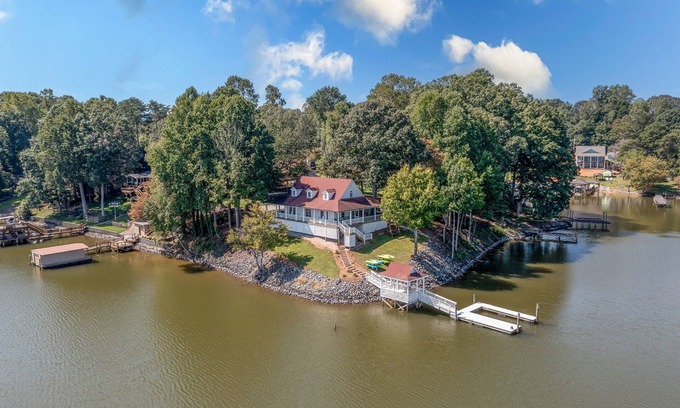 Sherrills Ford House | Lake Escape's Paradise Point