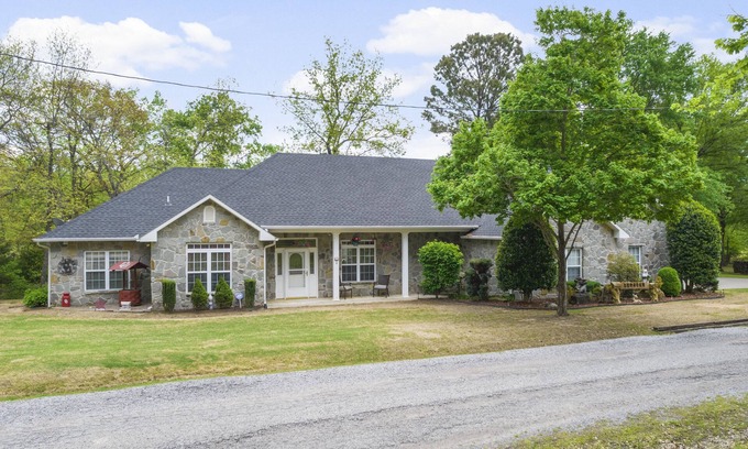 Longtown House | Lake Eufaula Lake Front with boat dock & boat ramp 300 yards away!