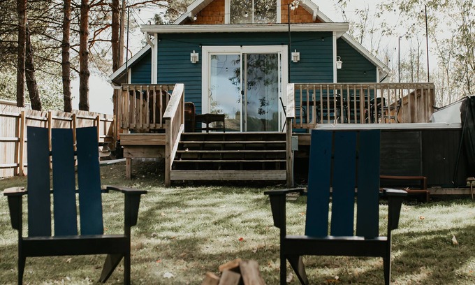 Six Lakes Cottage | Lake Forest Cottage - Dog Friendly w/Hot Tub, Firepit and Kayaks