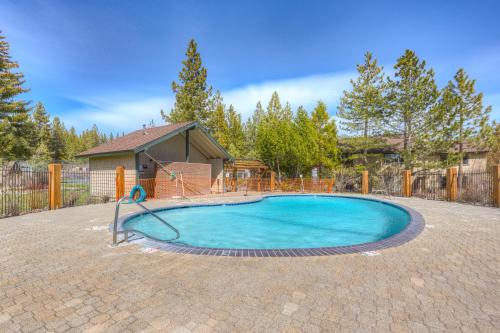Lake Forest House | Lake Forest Glen Condos