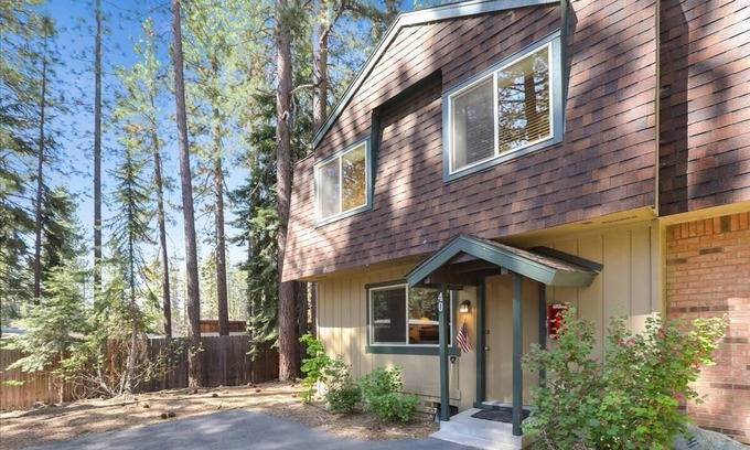 Lake Forest House | Lake Forest Glen Townhome at End of Cul-de-Sac #40