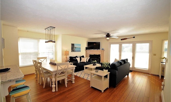 Hardy House | LAKE FRONT, 3 BEDROOM, 3 1/2 BATH, Covered Boat Slip, 2 FIREPLACE, 4 KAYAK, WIFI