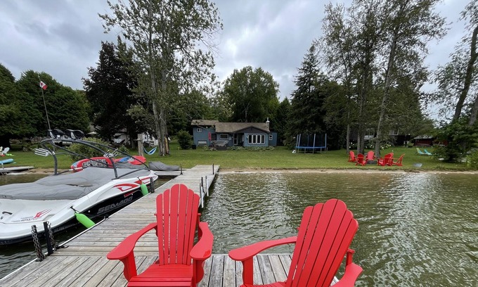 Grey Highlands Cottage | Lake Front 4-Bedroom Cottage/Chalet on Lake Eugenia