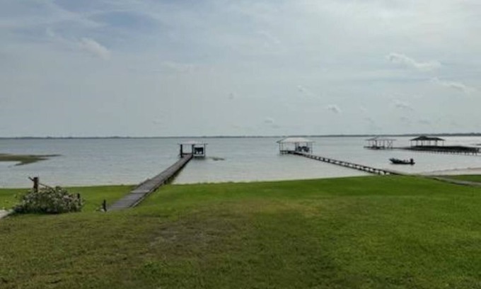 Placid Lakes Cottage | LAKE-FRONT AT BEAUTIFUL SANDY SHORE LAKE PLACID, FL